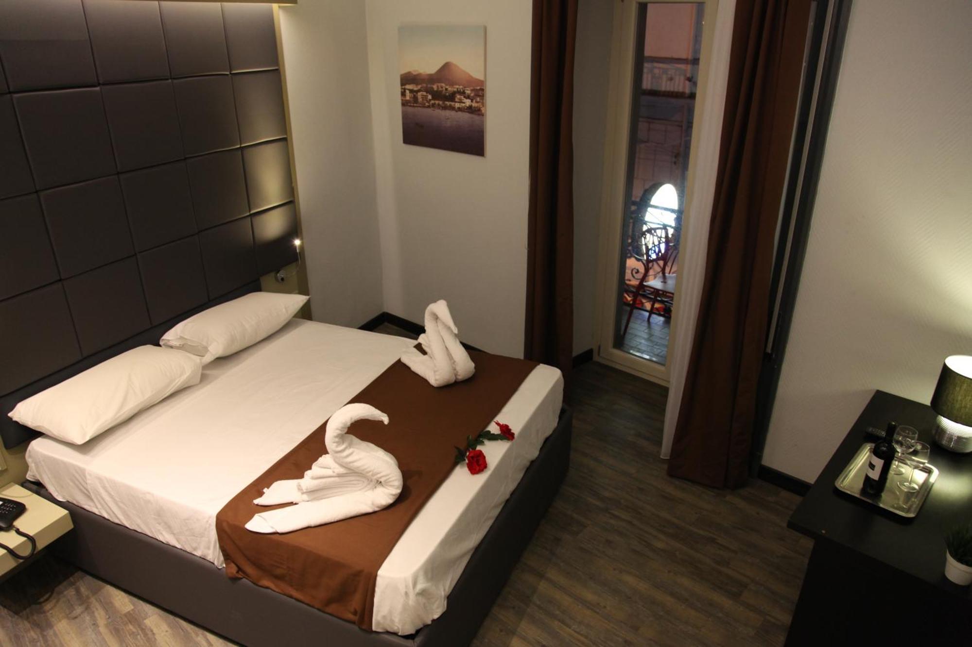 Dolce Vita Rooms Наполи Екстериор снимка