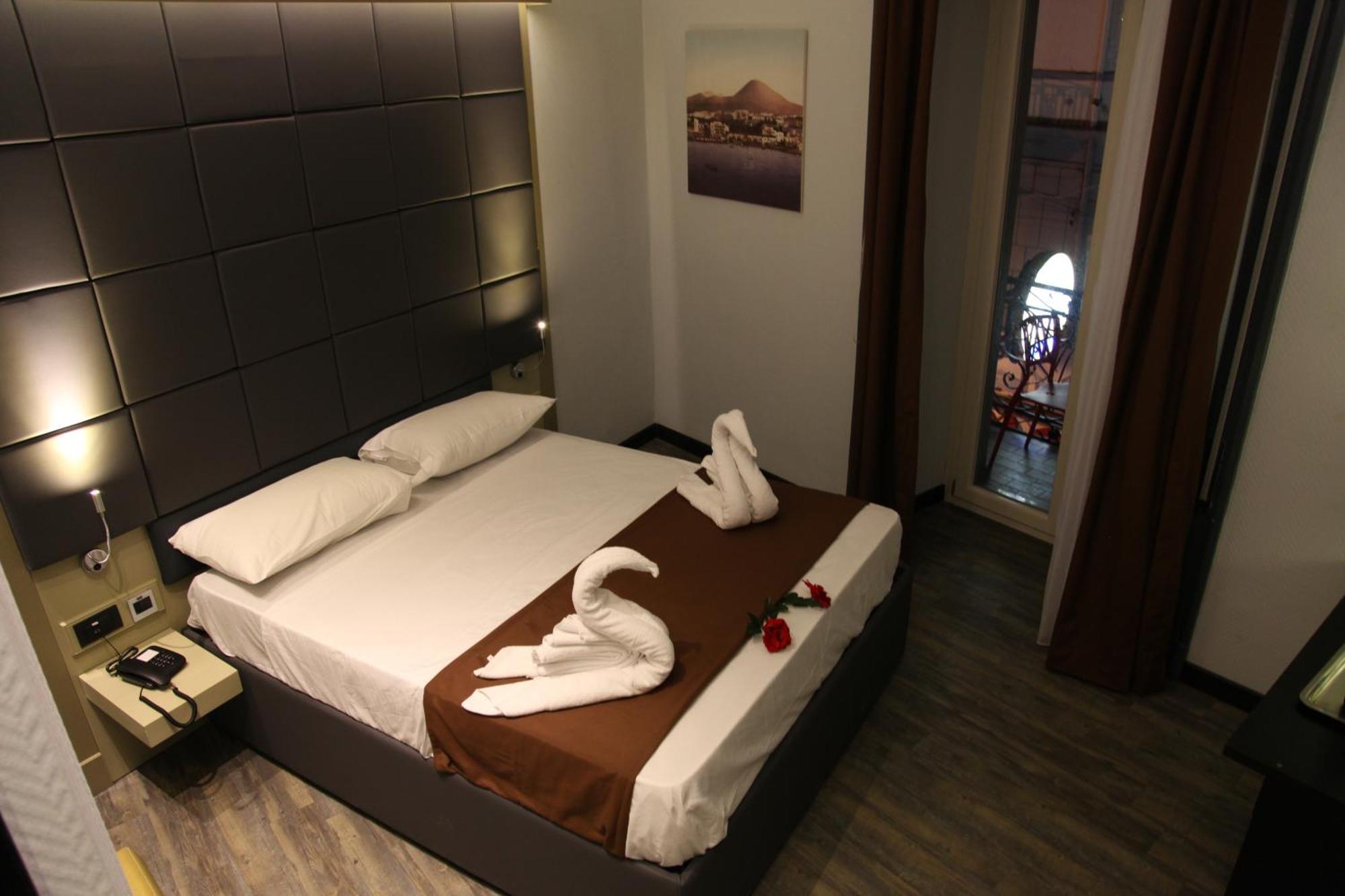 Dolce Vita Rooms Наполи Екстериор снимка